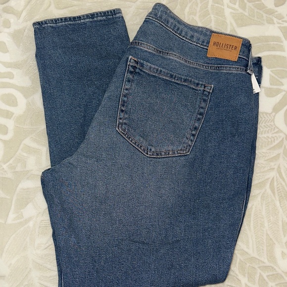 NWT Hollister Curvy High Rise Mom Jean  in Classic Blue - Picture 3 of 4